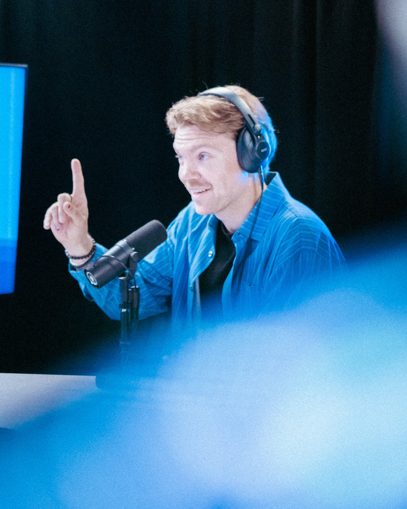 Eetu Koho podcast-hostina studiossa