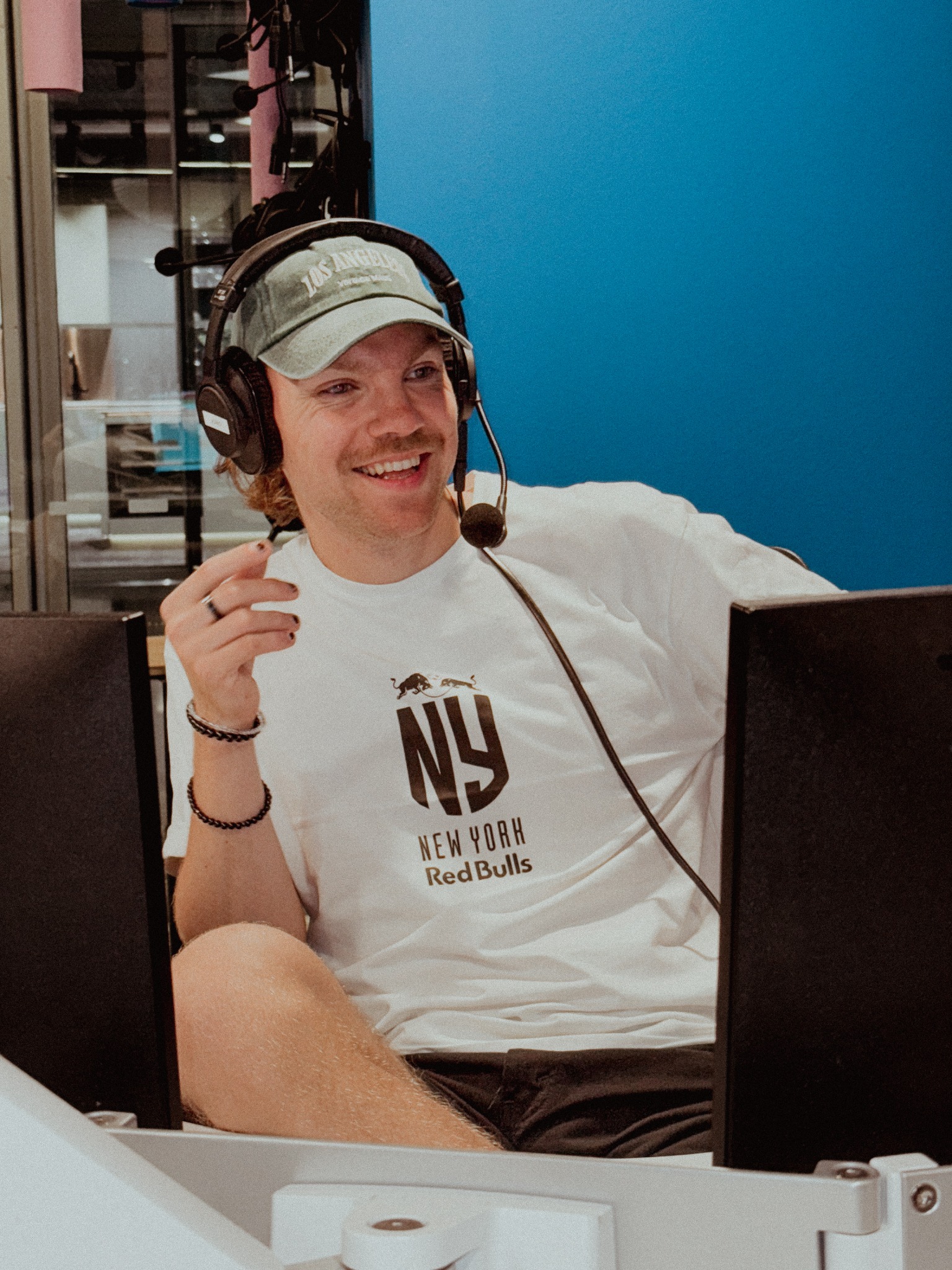 Eetu Koho radiojuontajana studiossa